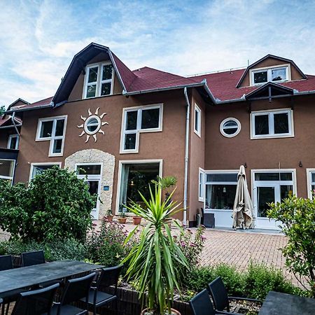 Bonne Chance Restaurant And Hotel Bazakerettye Luaran gambar