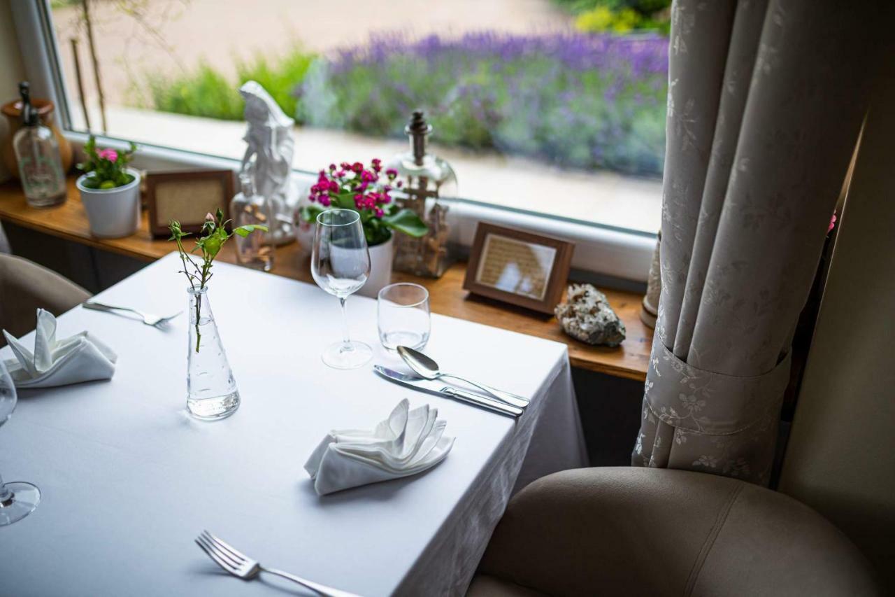 Bonne Chance Restaurant And Hotel Bazakerettye Luaran gambar