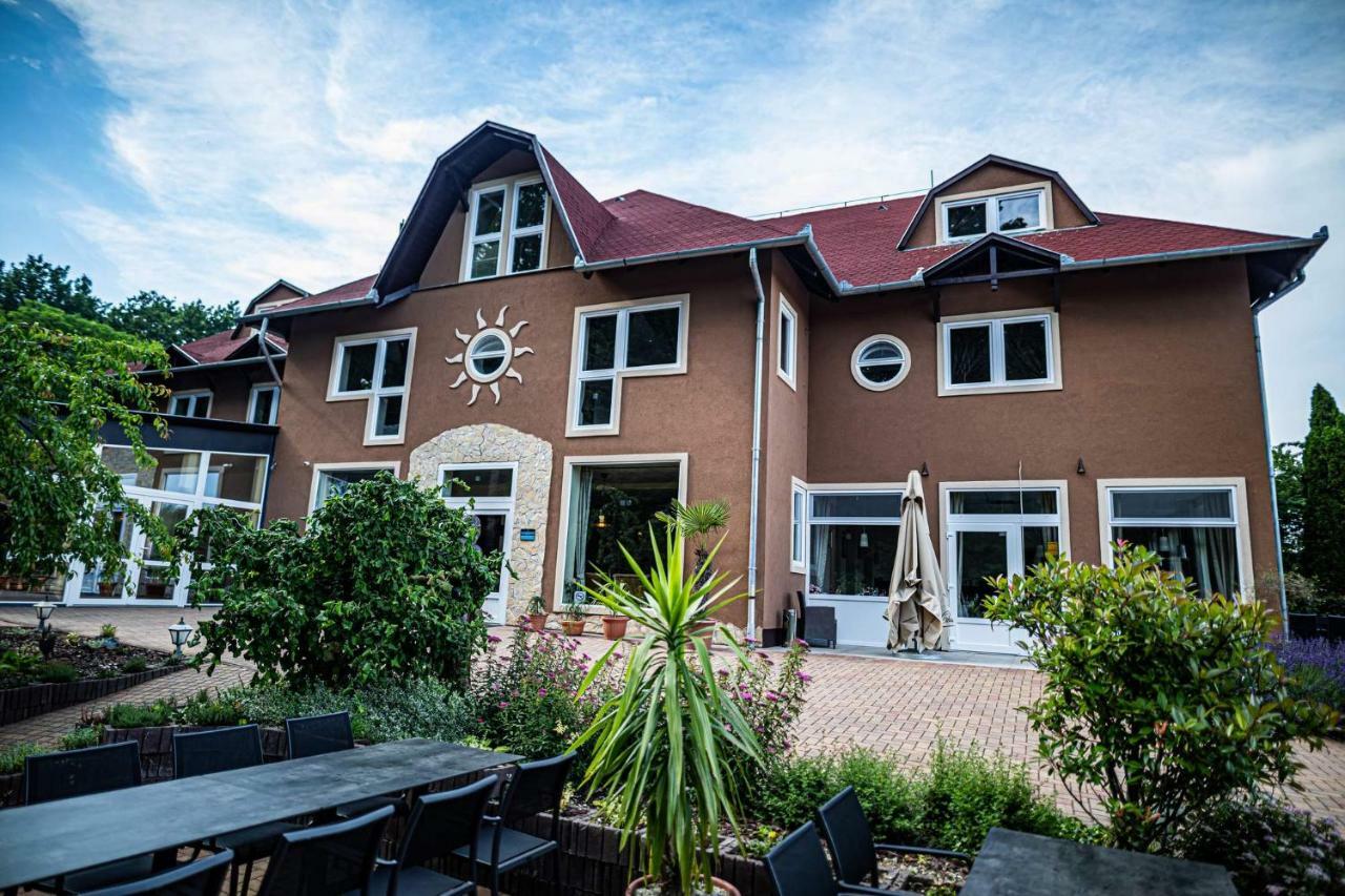 Bonne Chance Restaurant And Hotel Bazakerettye Luaran gambar